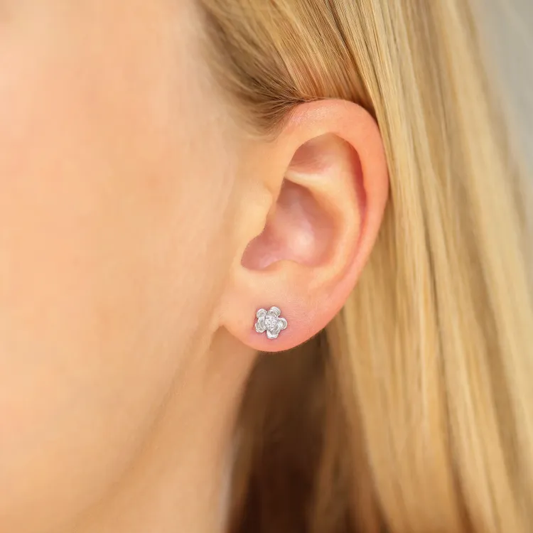 Blumen Ohrstecker in rhodiniertem Silber mit lab grown Diamant 