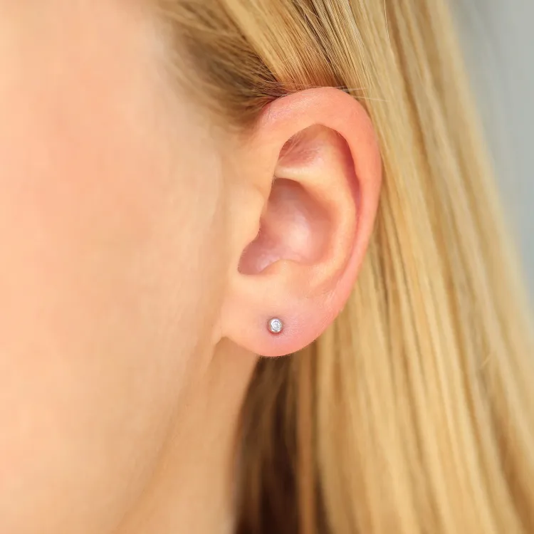 Ohrstecker in rhodiniertem Silber mit lab grown Diamant 