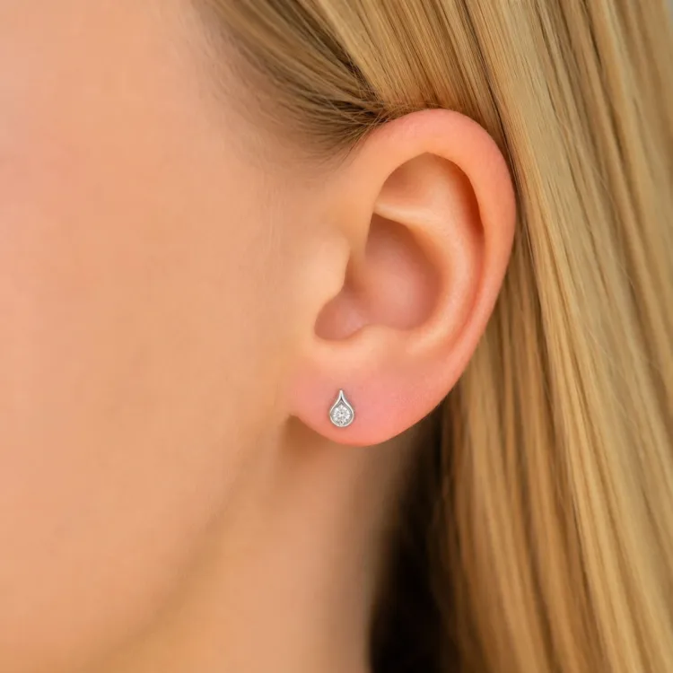 Solitärohrstecker in rhodiniertem Silber mit lab grown Diamant 