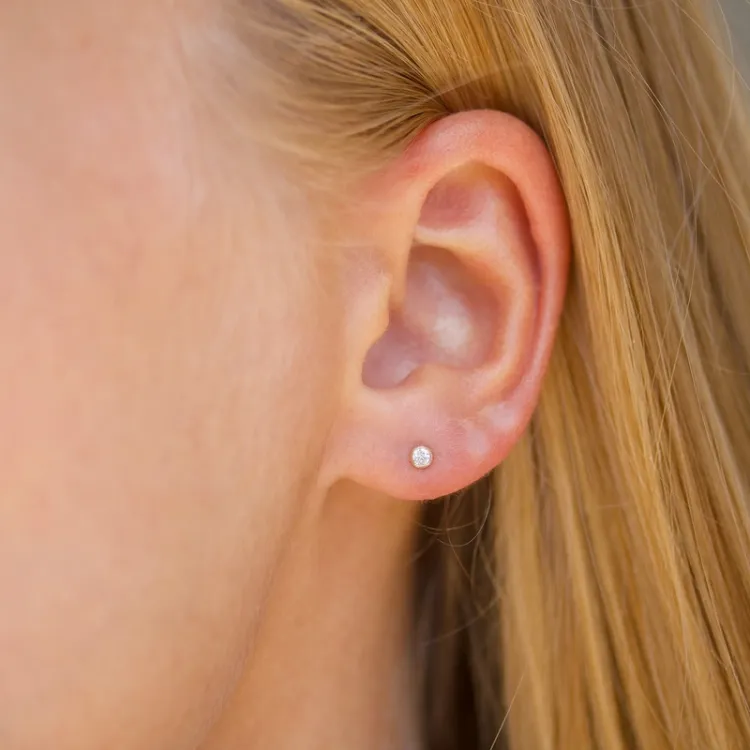 2,5 mm runder helix piercing in 9 Karat Gold mit Zirkon - Gold Collection