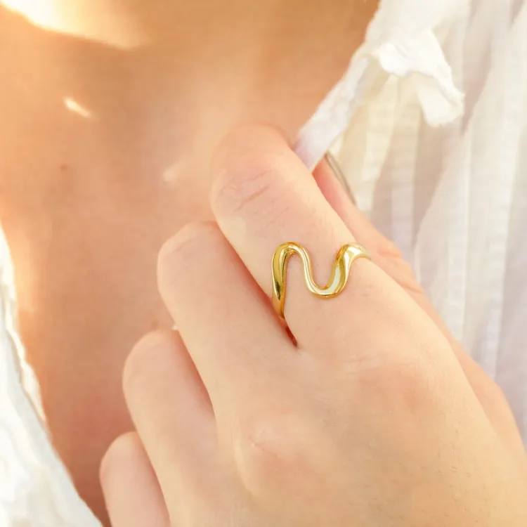 Khaai Studio Wave justierbar Ring in vergoldetem Edelstahl