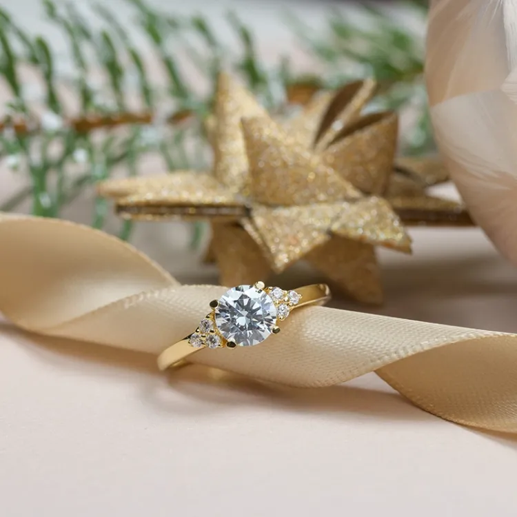 weißem Zirkon Ring aus 9 Karat Gold - Gold Collection