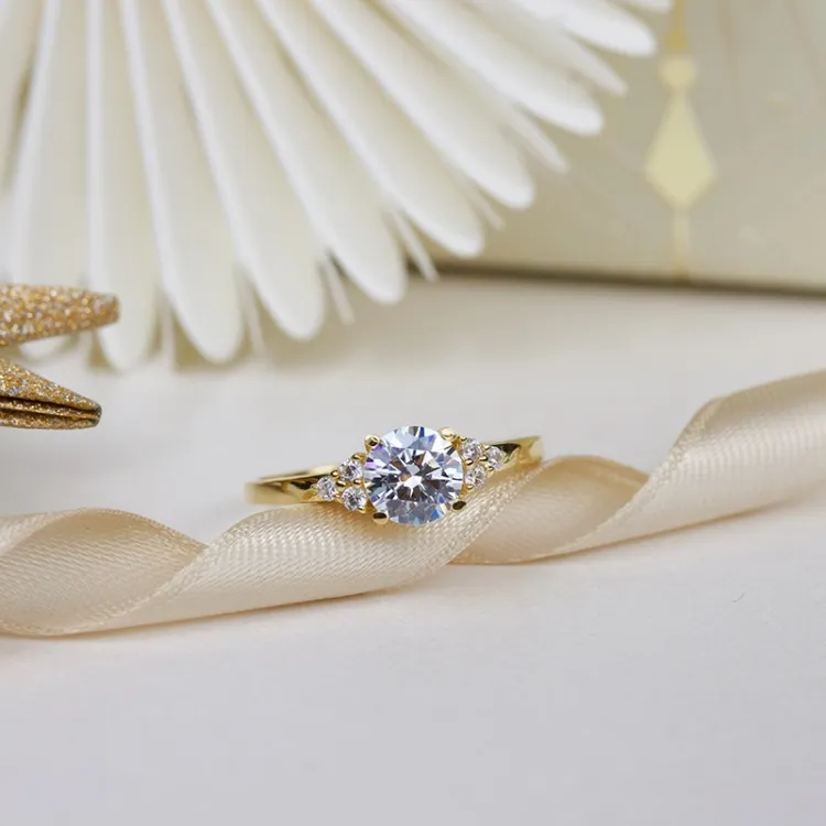 weißem Zirkon Ring aus 9 Karat Gold - Gold Collection