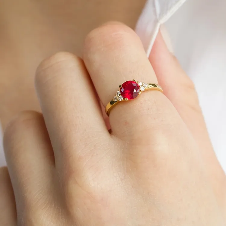 rotem Rubin Ring aus 9 Karat Gold - Gold Collection