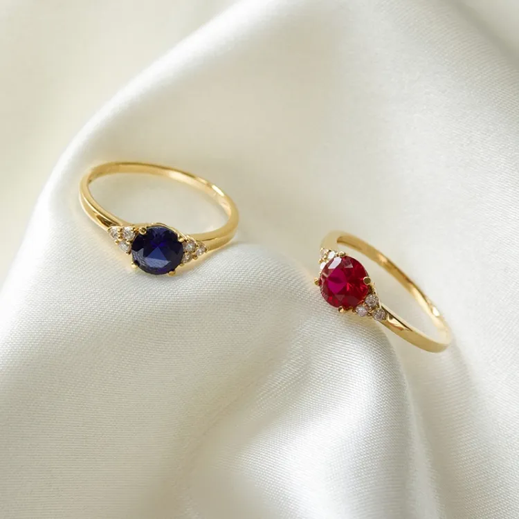 rotem Rubin Ring aus 9 Karat Gold - Gold Collection