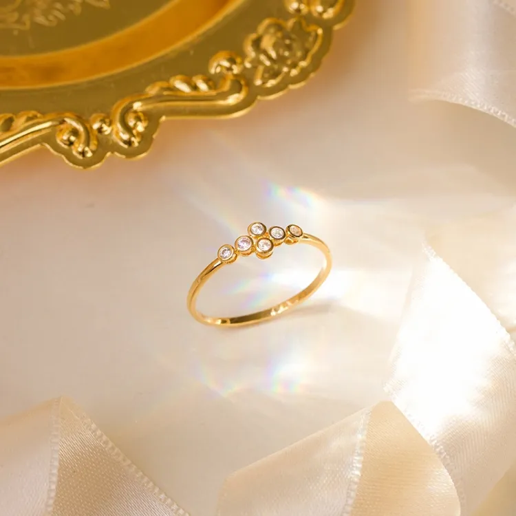 weißem Zirkon Goldring aus 9 Karat Gold - Gold Collection