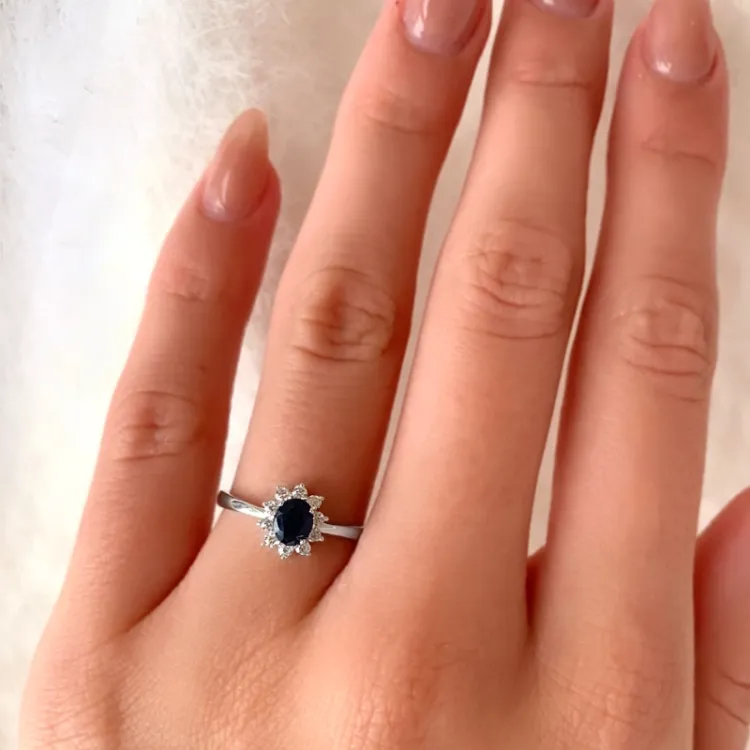 Saphir Rosettenring aus 8 Karat Weißgold