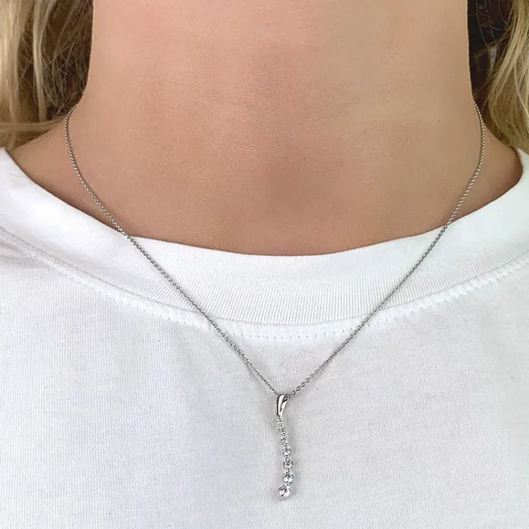 länglicher Anhänger aus 9 Karat Weißgold