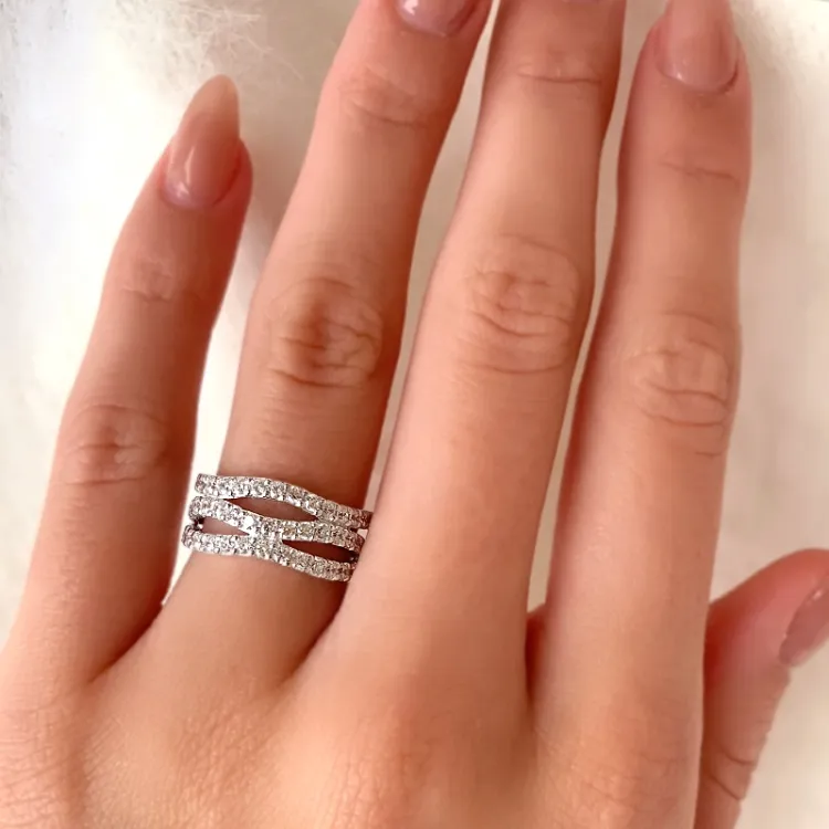 Abstraktem Ring aus 8 Karat Weißgold