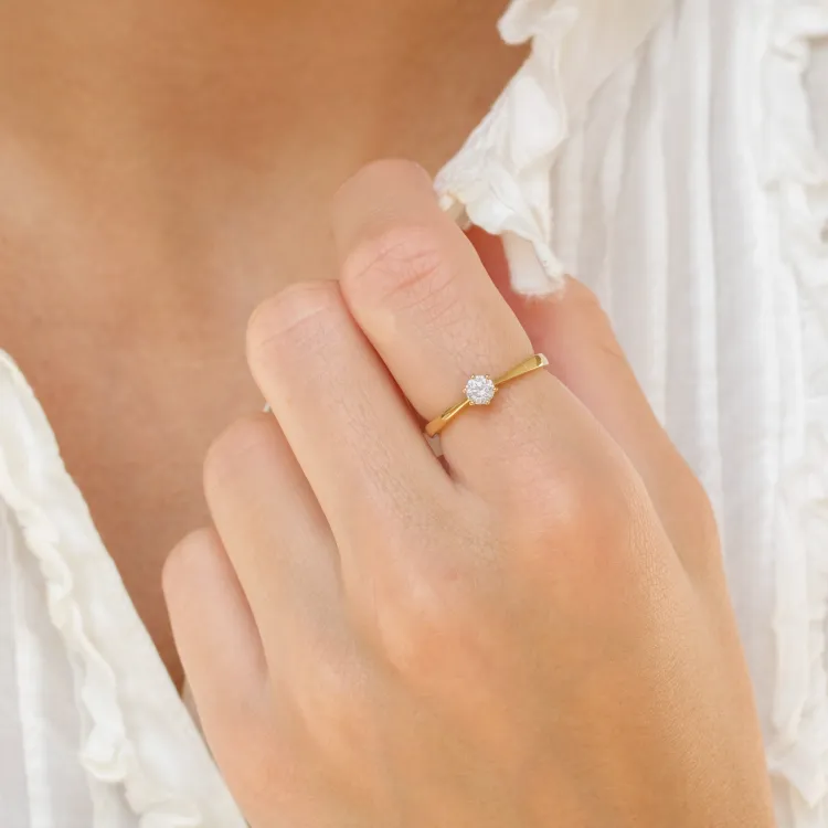 eng Solitärring aus 8 Karat Gold - Gold Collection