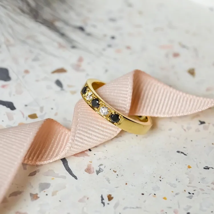 schwarz Diamant Memoirering in 14 Karat Gold 0,10 ct 0,15 ct