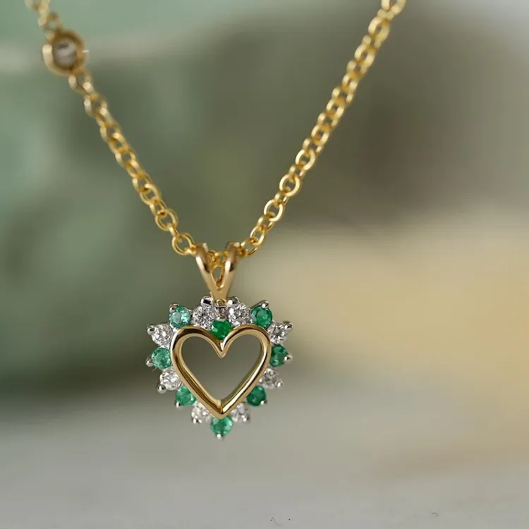 Herz Smaragd Anhänger in 14 karat Gold- und Weißgold 0,13 ct 0,14 ct