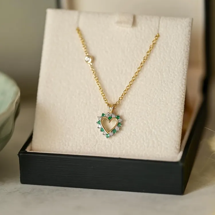 Herz Smaragd Anhänger in 14 karat Gold- und Weißgold 0,13 ct 0,14 ct