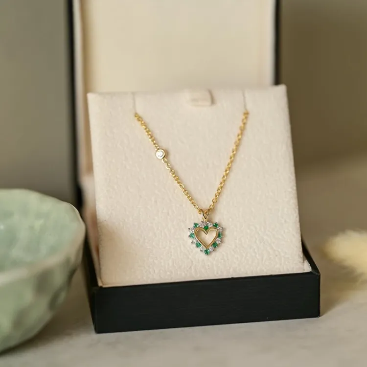 Herz Smaragd Anhänger in 14 karat Gold- und Weißgold 0,13 ct 0,14 ct