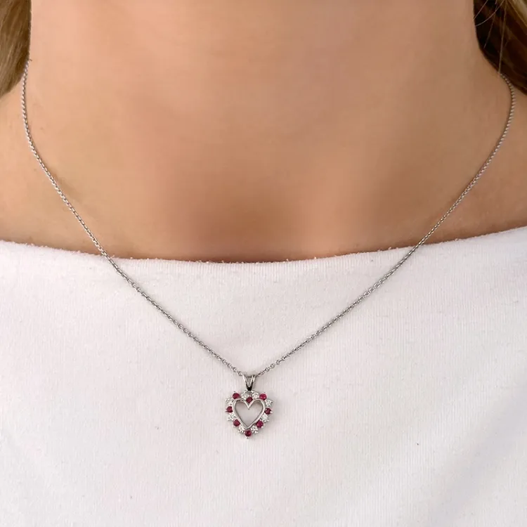 Herz Rubin Anhänger in 14 karat Weißgold 0,13 ct 0,20 ct