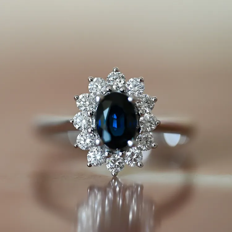 Saphir Rosettenring in 14 Karat Weißgold 0,55 ct 1,00 ct