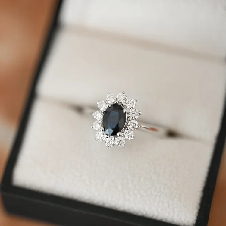 Saphir Rosettenring in 14 Karat Weißgold 0,55 ct 1,00 ct