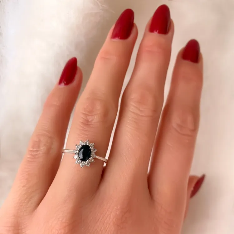 Saphir Rosettenring in 14 Karat Weißgold 0,26 ct 0,65 ct
