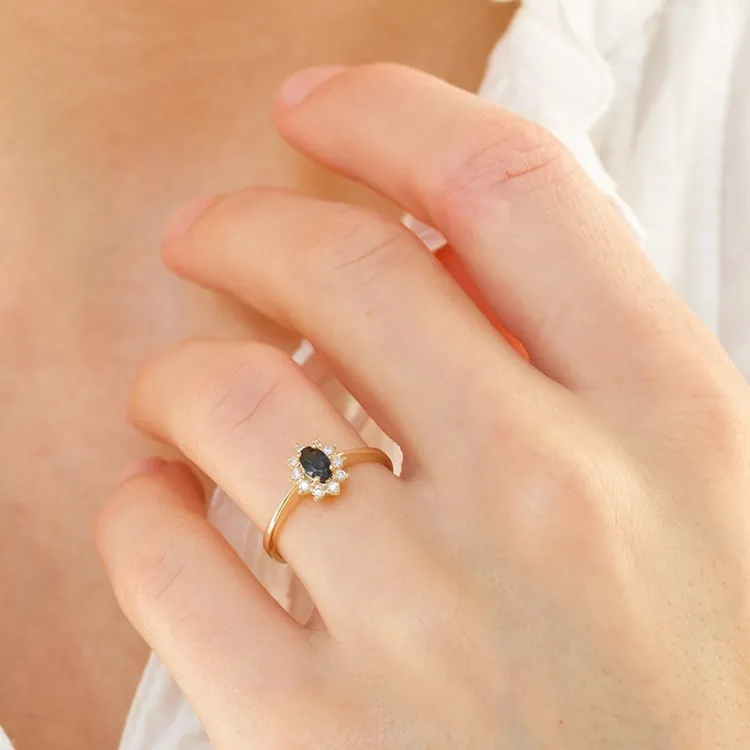 Saphir Rosettenring in 14 Karat Gold 0,11 ct 0,35 ct