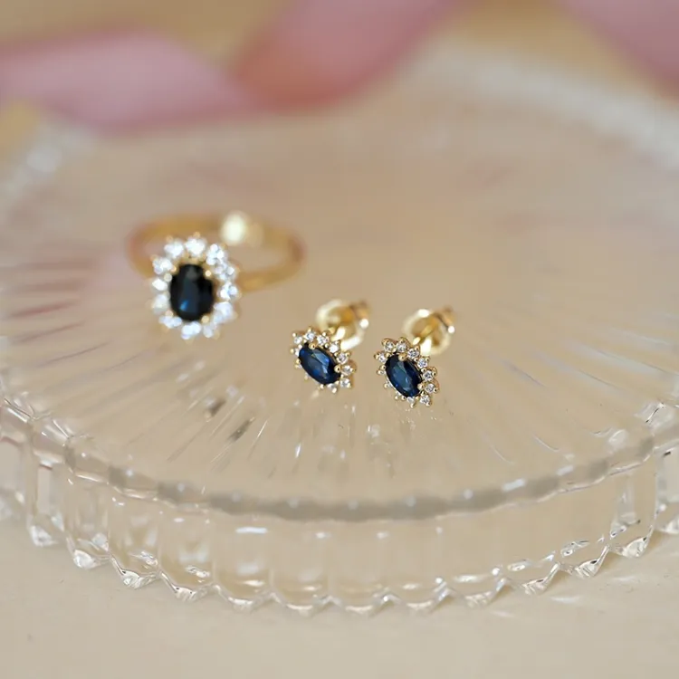 Saphir Rosettenohrstecker in 14 Karat Gold mit Diamant und Saphir 