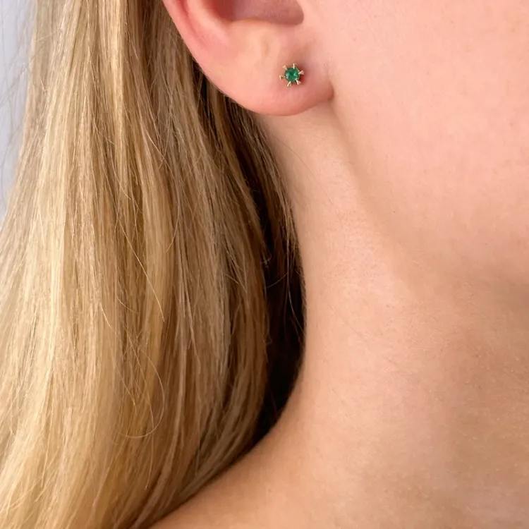2 x 0,14 ct grünen Solitärohrstecker in 14 Karat Gold mit Smaragd