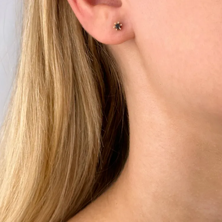 schwarzem Diamant Solitärohrstecker in 14 Karat Gold mit schwarz Diamant