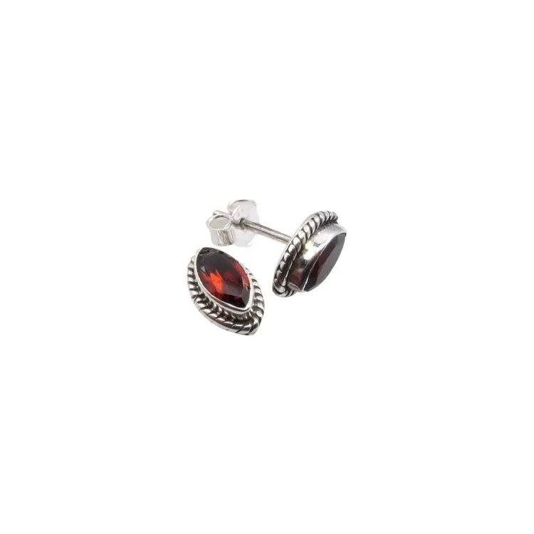 Rotem Granat Ohrstecker in oxidiertem Sterlingsilber