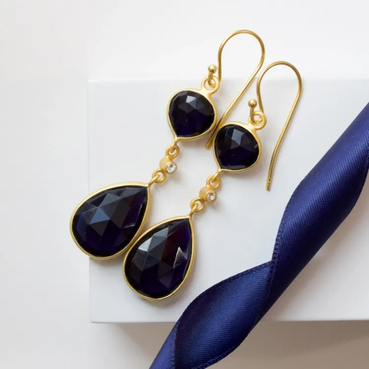 Lange Tropfen blauem Ohrringe in vergoldetem Sterlingsilber