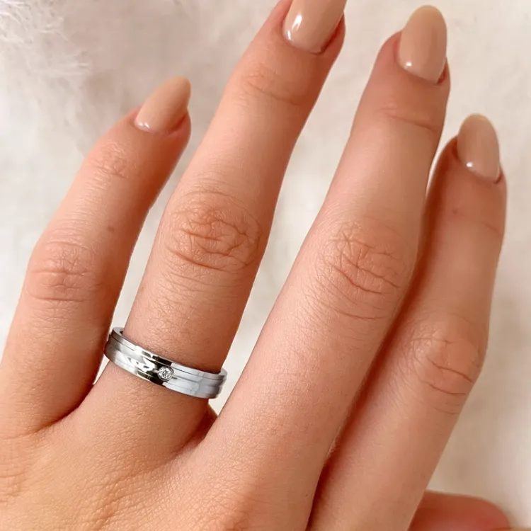 Einfacher Ring aus rhodiniertem Silber