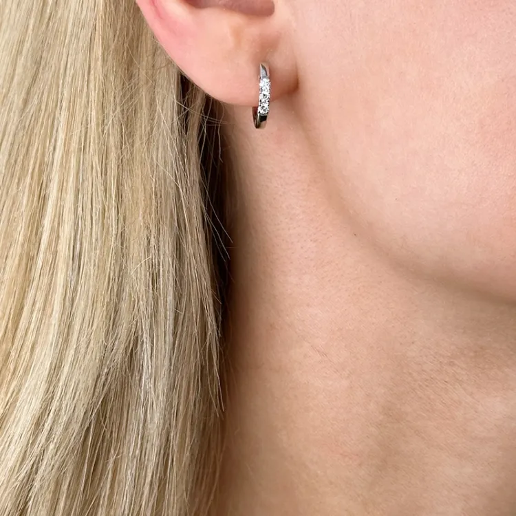 15 mm Diamant Kreole in 14 Karat Weißgold mit Diamant