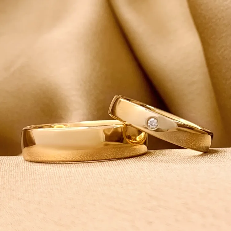 6 und 4 mm trauringe aus 9 Karat Gold 0,03 ct - set