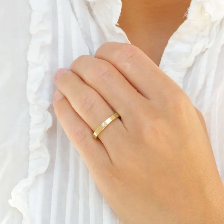 3 mm Trauring aus 9 Karat Gold 0,02 ct