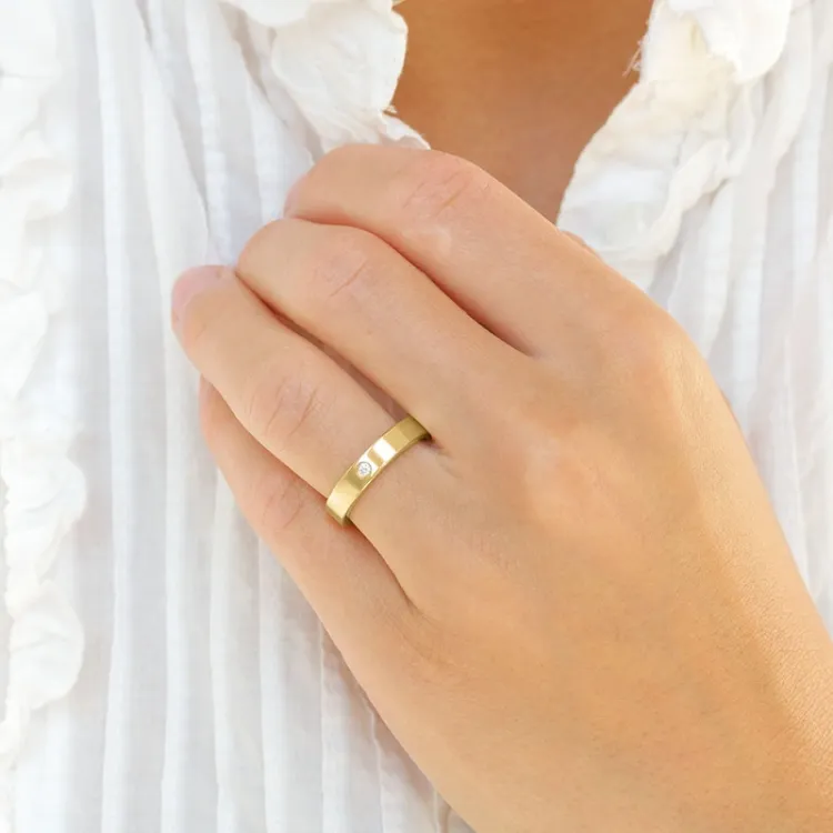 4 mm trauringe aus 9 Karat Gold 0,03 ct - set
