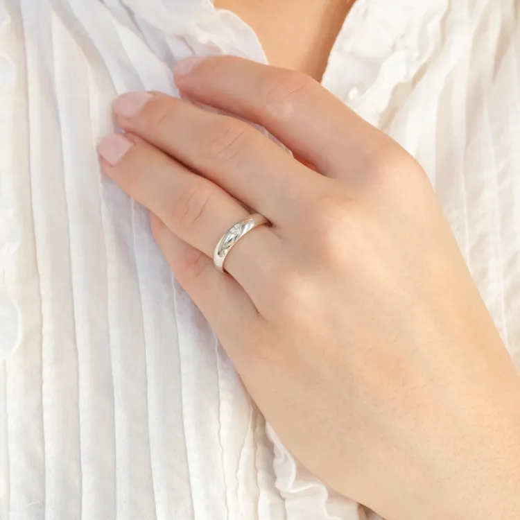 5 und 4 mm trauringe aus 9 Karat Weißgold 0,03 ct - set