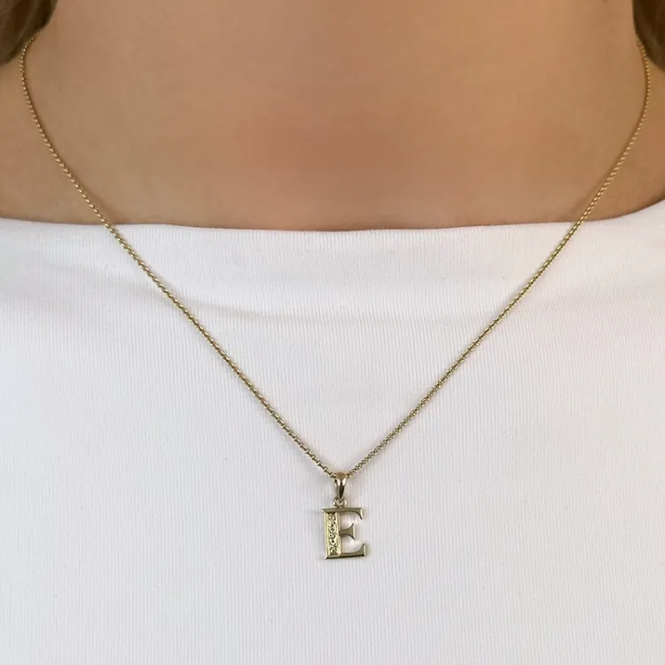 Buchstab e diamant anhänger in 9 karat gold 0,02 ct