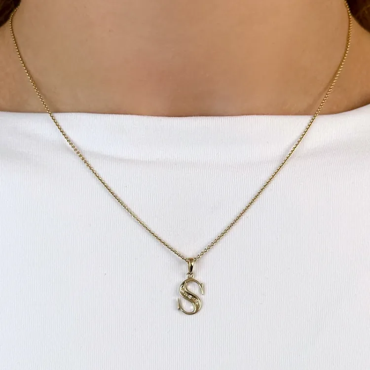 Buchstab s diamantanhänger in 9 karat gold 0,02 ct
