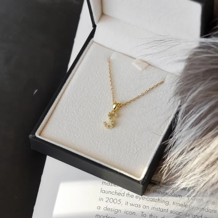Buchstab s diamant anhänger in 9 karat gold 0,05 ct