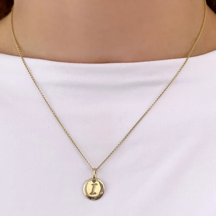 Buchstab i diamant anhänger in 9 karat gold 0,01 ct