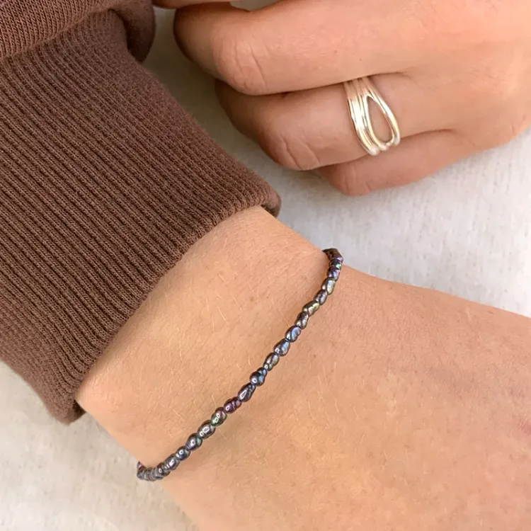 violettem Perlenarmband mit Süßwasserperle.