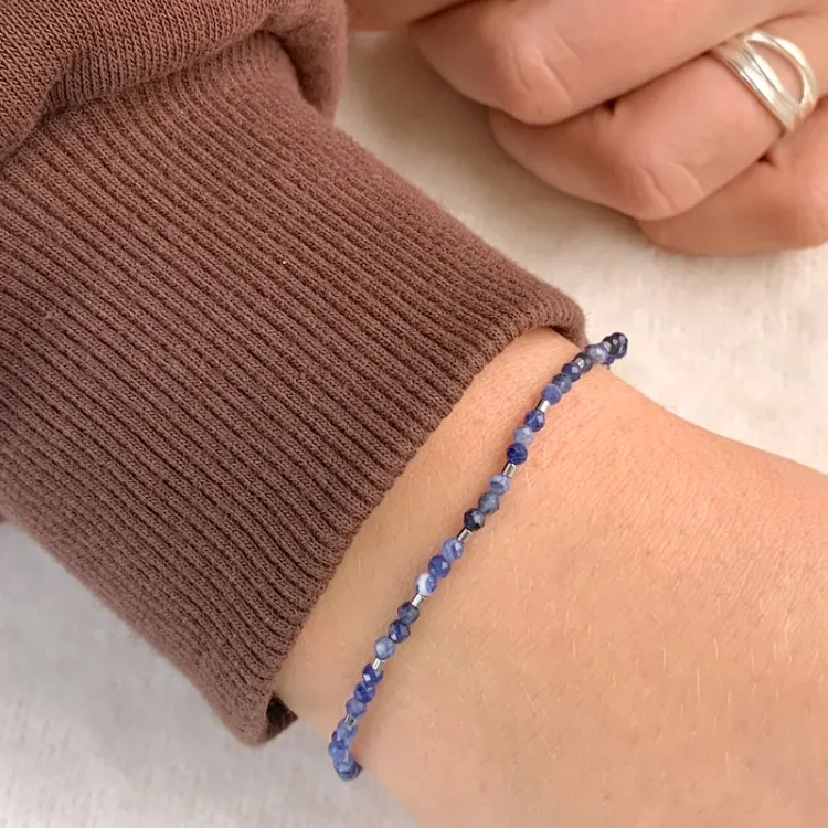 dunkelblauem Schmuckstein Armband mit Sodalit und hematite - Loom Stones