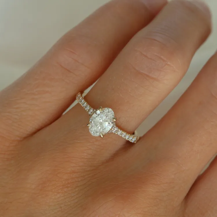 ovaler lab grown Diamant Ring in 14 Karat Gold 1,0 ct 0,26 ct
