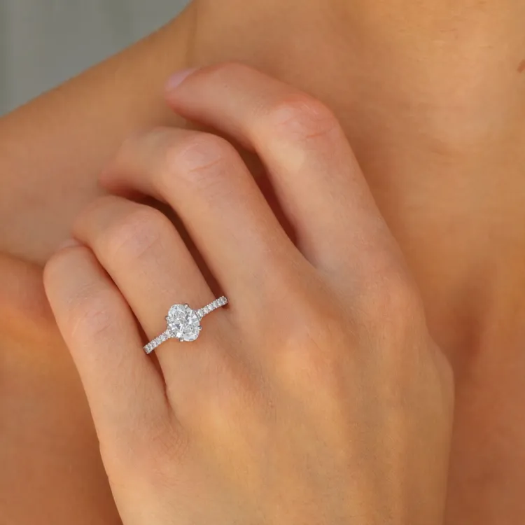ovaler lab grown Diamant Ring in 14 Karat Weißgold 1,0 ct 0,26 ct