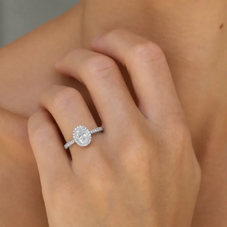 ovaler lab grown Diamant Ring in 14 Karat Weißgold 1,0 ct 0,33 ct
