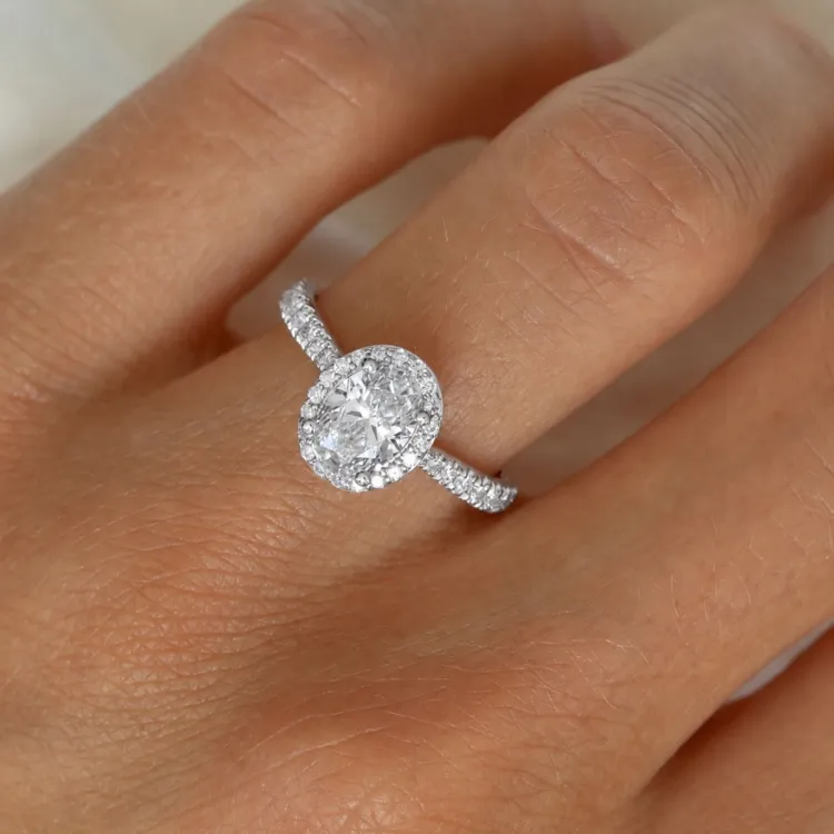 ovaler lab grown Diamant Ring in 14 Karat Weißgold 1,0 ct 0,33 ct