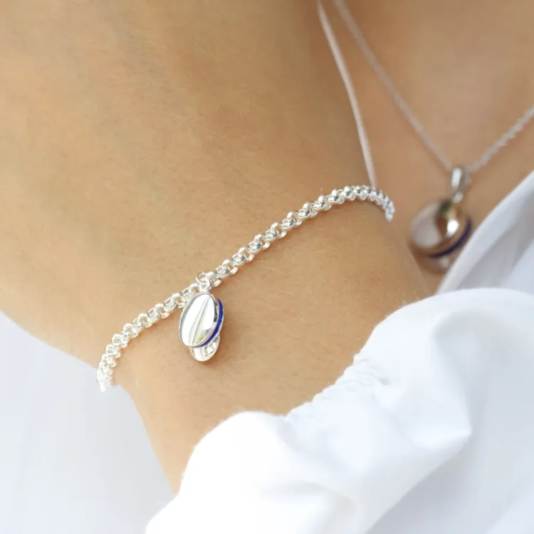 blauem Armband aus Silber und Studentenmützen-Anhänger aus Silber