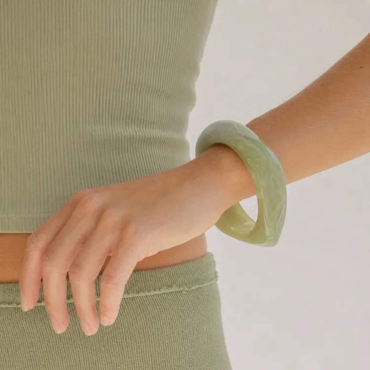 grünem bangle aus Harz - AURA