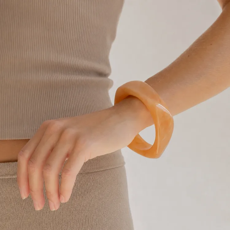 orangefarbenem bangle aus Harz - AURA