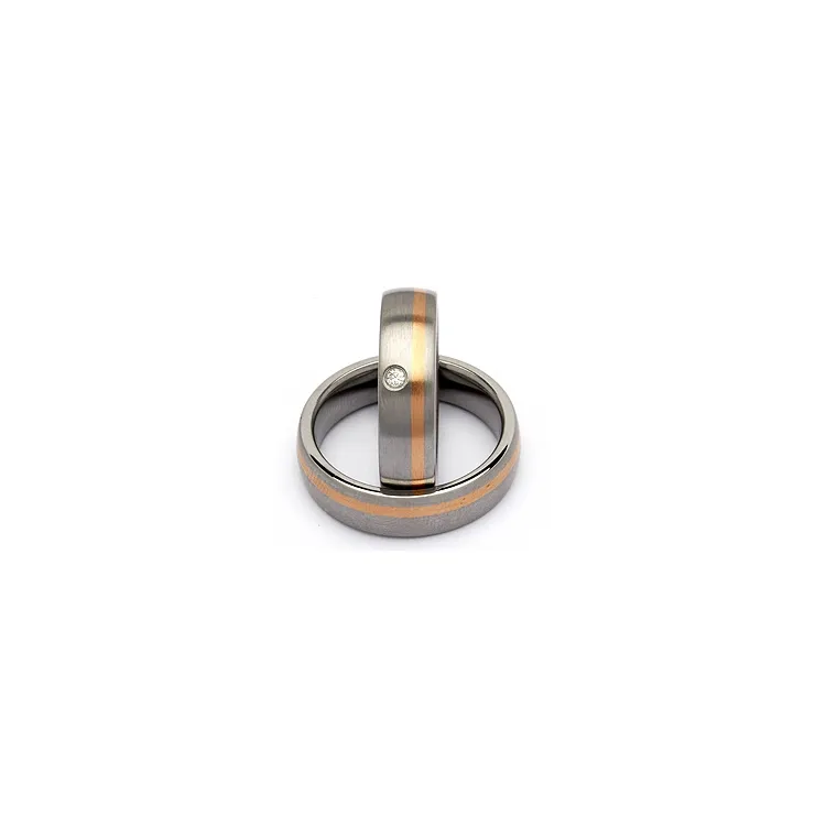Trauringe aus 14 Karat Stahl und Rotgold 0,035 ct - set