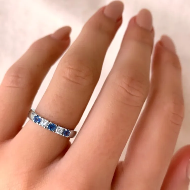 Blauem Saphir Memoirering aus 9 Karat Weißgold