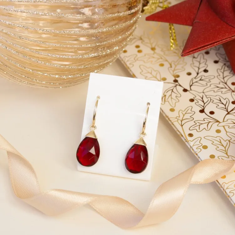 Ohrringe in 9 Karat Gold mit rotem Bergkristall 